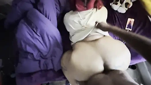 Kalın bir iri güzel kadının güzelliğini sikiyor