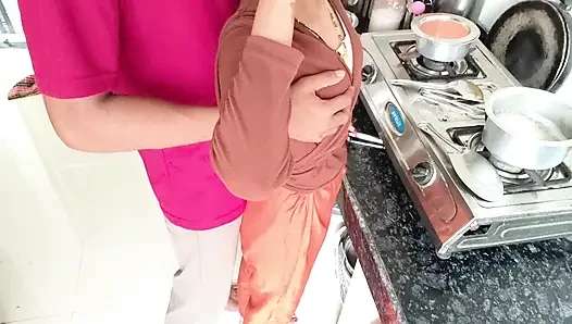 Hintli evli kadın kichten sert sikişiyor