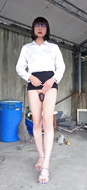 Transsexual Tingxuan usa uma gaiola de castidade