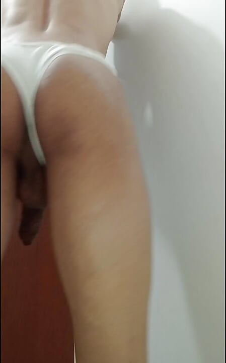 スカートの下のパンティーを見せて主観サプライズでかわいいセクシーな女子高生、来て私のお尻をバストしてください