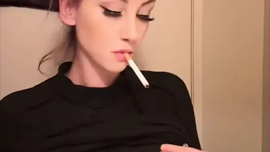Artemisia Love, raucht eine zigarette und zeigt ihre perfekten titten