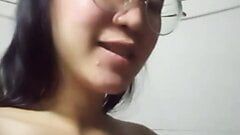 Asiática se masturbando sozinha em casa