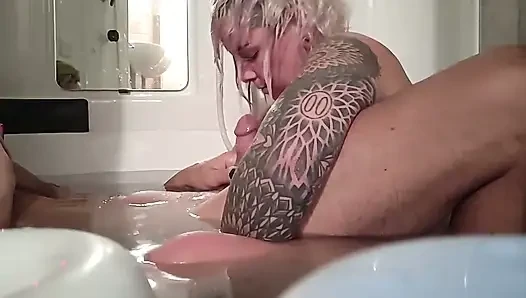 Live dari bak mandi air panas bagian 3 dari 6: nyepong kontol gaya doggy sambil camming di kamar mandi