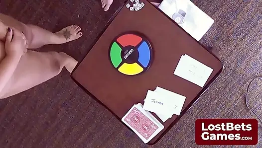 Son striptiz oyunu kaybedeni, sadece sutyenle kaldı