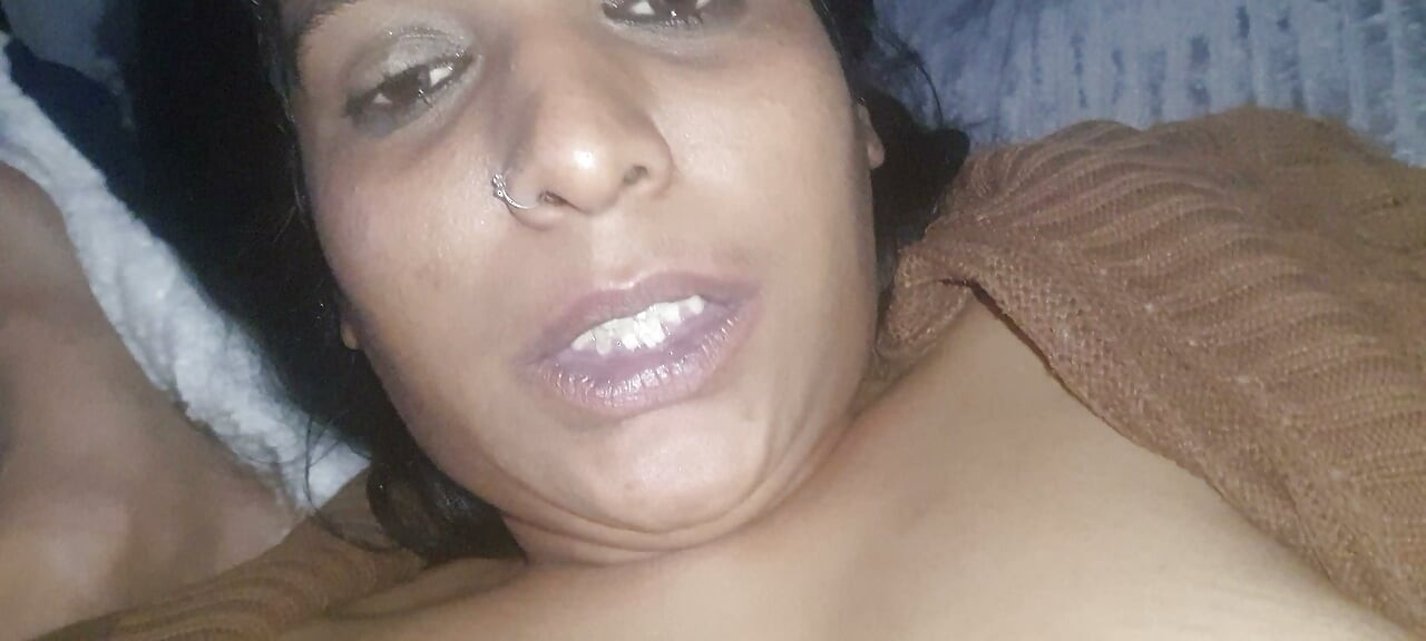 MILF هندی با سینه‌های بزرگ عاشق کیرشه و آب می‌پاشه