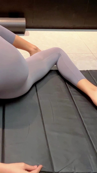 Når du dyrker yoga, må der ikke være nogen mand ved siden af dig, ellers bliver det seksuel yoga. | Klip 1