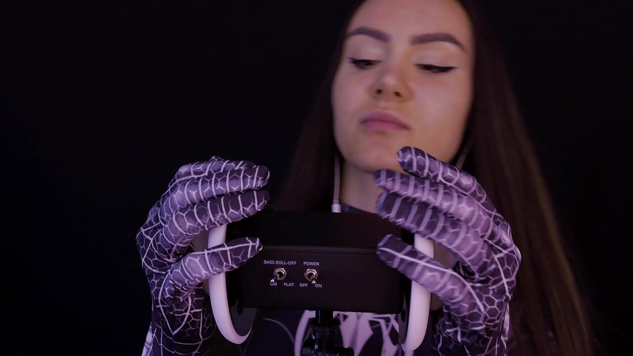 ASMR jedenje uha lizanje kospleja paukove devojke