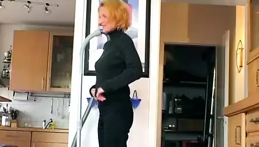 Une femme au foyer allemande à forte poitrine se fait baiser par son beau voisin