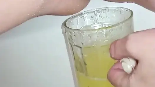 Göğüslerime çiş döküyor