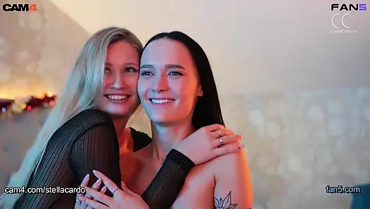 Dua lesbian sange dengan lingerie seksi pamer tubuh mereka ke kamera