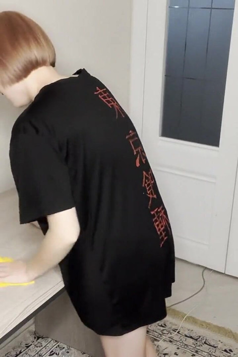 오르가즘에 도달한 지 얼마 되지 않아 어린 여친의 보지에 사정