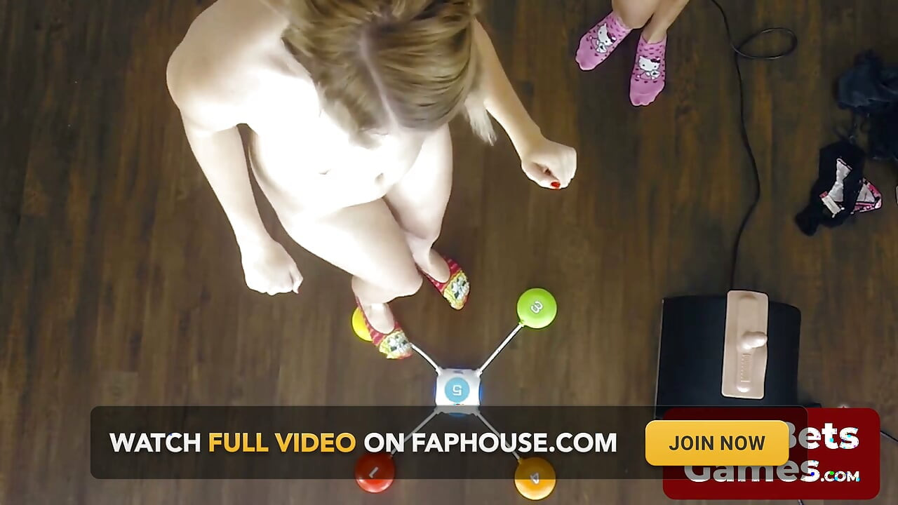 Sexy Girls Kasady and Monica Play Strip Pod Stomp