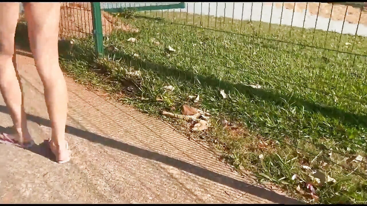 Frau Zeigt Sich Öffentlich Im Park!