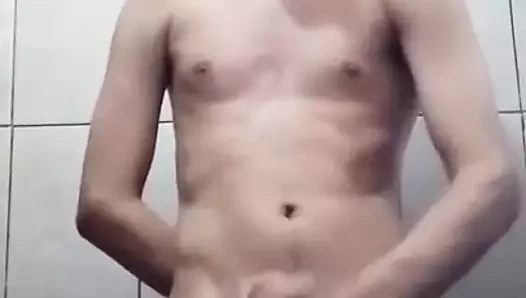 Brezilyalı adam çük gösteriliyor