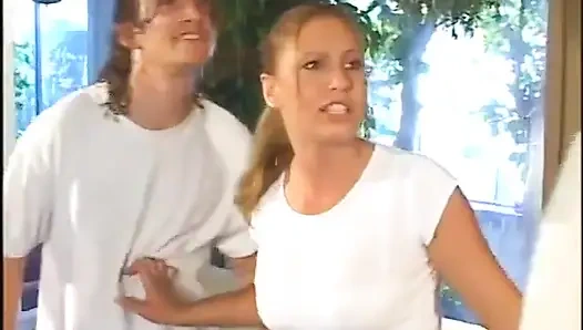 Pelacur seksi didobel penetasi saat threesome sama cowok berengsek di dalam ruangan