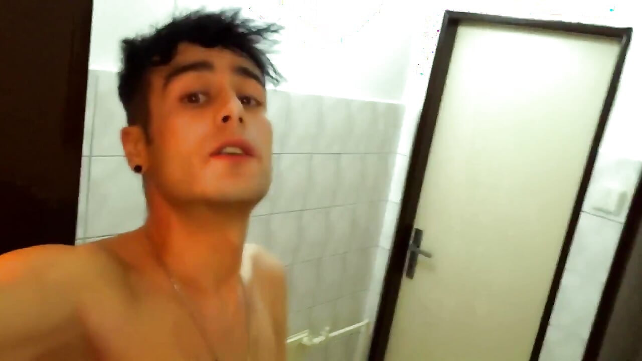 Twink riskant wichst schwanz auf der öffentlichen toilette und kommt auf besetzte hütte