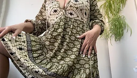 Возбужденная зрелая мачеха в чулках и на высоких каблуках мастурбирует и кладет ее ступню на стол