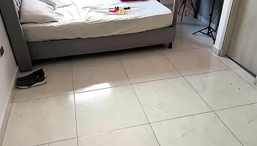 Külotunu becerirken yakaladım - üvey kız kardeşim ıslak ve sevişti.