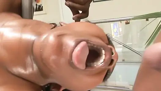 Fahişe herkesle yatıyor