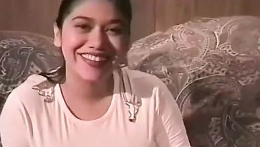 Cewek rambut cokelat dengan toket besar lagi asik nyepong dan ngentot kontol