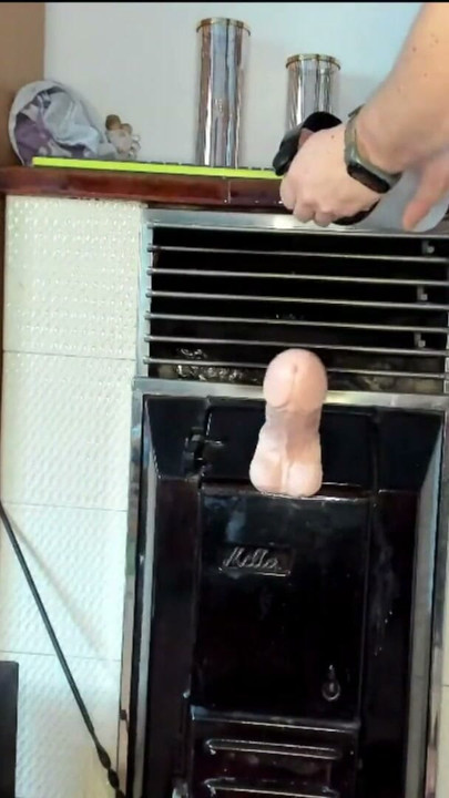 女装の淫乱男が太いディルドでアナルをほぐす | クリップ1