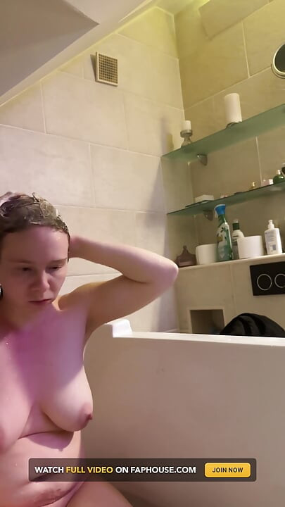 大胸和坚挺的乳头