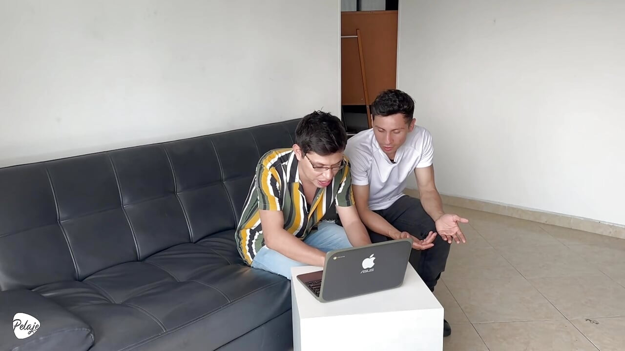 The Laptop Technician Discovers My Fetish for Gay Porn and Gives Me a Discount for Fucking Him.