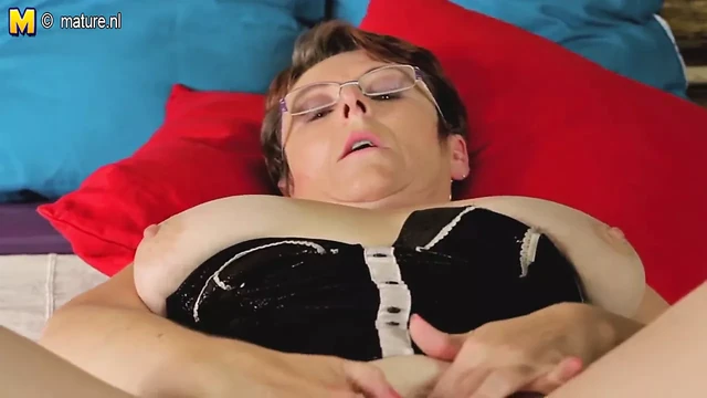Mature school teacher playing with her old cunt