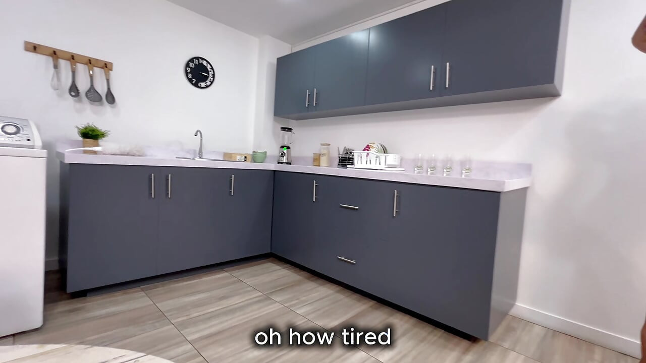 I Fuck My Stepmom's Friend in the Kitchen I Make Her Have an Orgasm with My Huge Cock