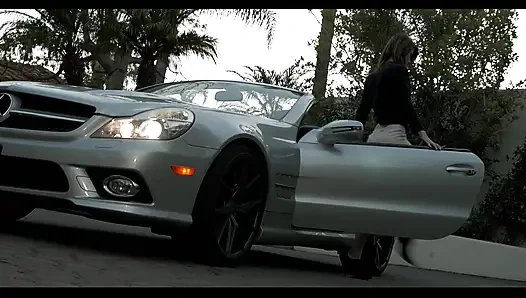 Meme uçları pirsingli ateşli genç kız sikiliyor