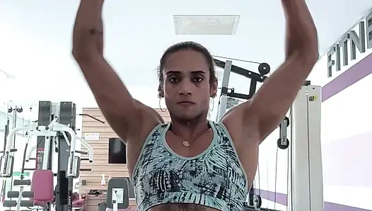 Zenci orta yaşlı seksi kadın sert götü esnedikten sonra titriyor