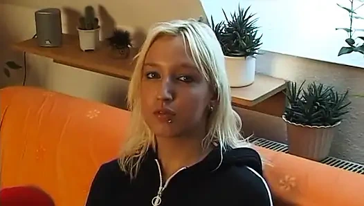 Gadis remaja rambut pirang lagi bugil dan pamer tubuh bahenolnya