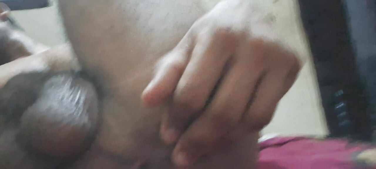 Deshi indian sex ladka apni step sister ke books ko dekh kar apna Kala mota Lund hilata hai hai jo bahut hi bada hai