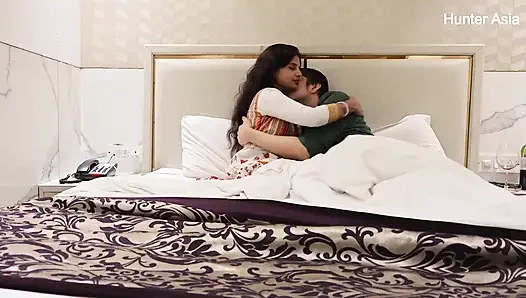 Indische MILF & Junger Typ - Drinks Werden Zu Mehr