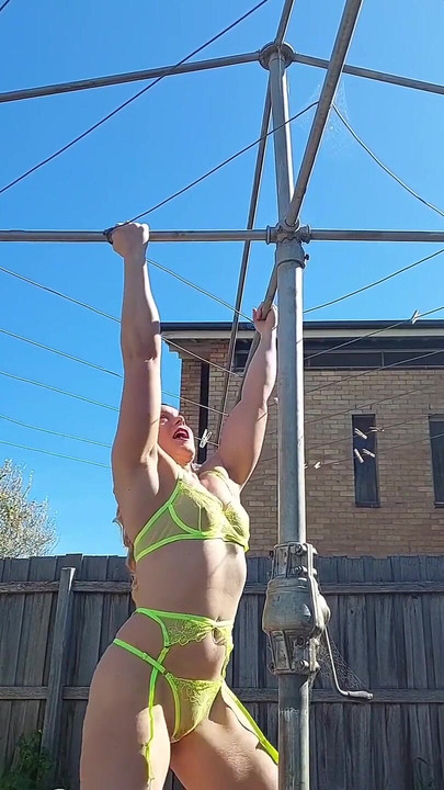 裸體掛著洗衣服，但我忘了洗衣服