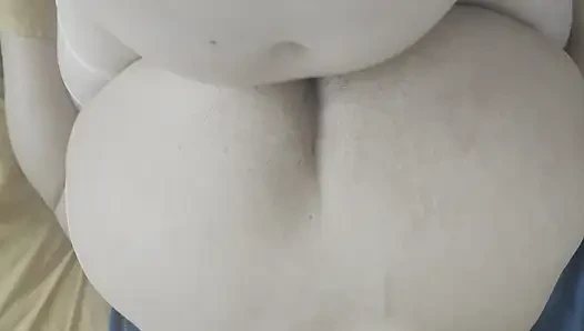 Komşu seks için iyi, cinsel bakım yapmak için genç komşusunu çağırıyor