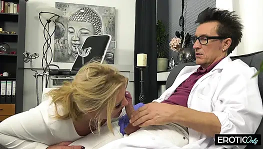 Doktor, Hastasının Gençleşmiş Amını Kişisel Olarak Test Ediyor