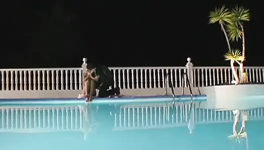 Asyalı tatlı kız ünlü tatil otelinde havuzun yanında seks yapan iki coule izliyor