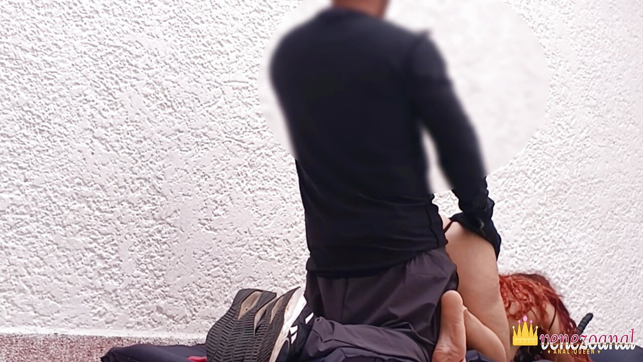 Seksowna kręcona ruda pawGgetting na pieska po treningu przy prywatnym basenie