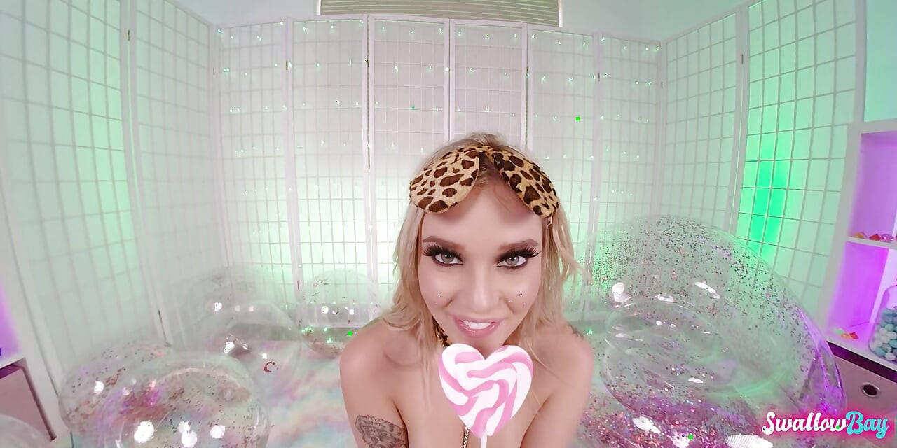Obraznică excitată Kitty Kali Roses suge și mănâncă spermă