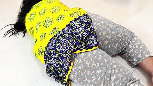 Трахаю красивую большую задницу и огромные сиськи возбужденной студентки в комнате хостела - многократная сперма