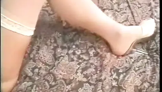 Randy schätzchen, dildo fickt ihre fotze im bett, nachdem sie strippt hat (Video hat kein audio, sondern musik)
