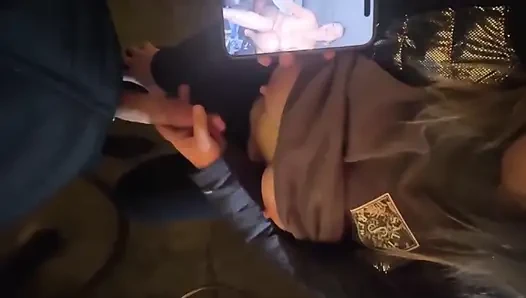 Suami menjemput istri setelah kencan dan di kursi belakang mobil