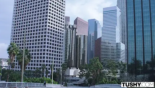 Tushy evli bir çift bu kızıl saçlının göt deliğini paylaşmak için sabırsızlanıyor