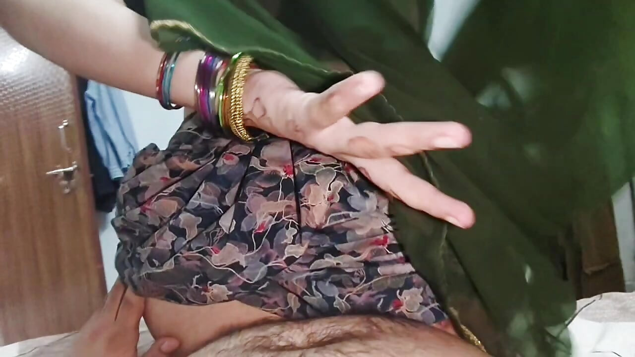 Devar ne bhabhi ko ghar main akela pakar jabardast pela