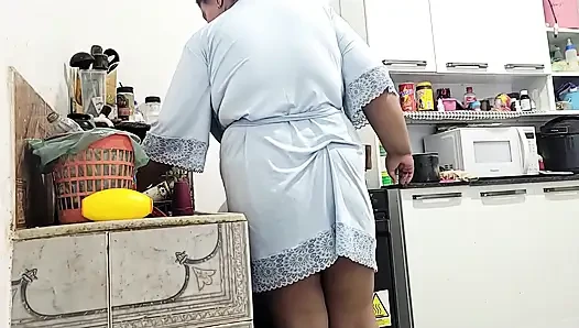 Üvey anne, seni iyi sikebilir miyim? (Üvey annemi fışkırtırken yakaladım)