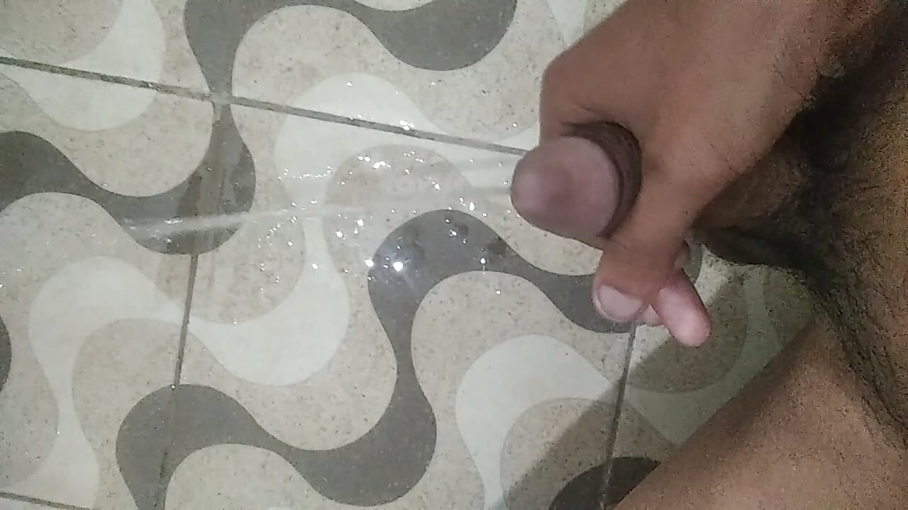 Remaja muncrat di kamar mandi