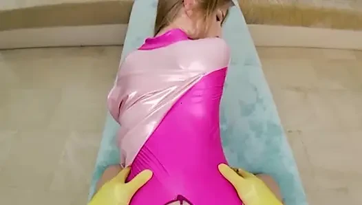 Vrcosplayx evrendeki tüm atomlar U ve Octavia Red'i yenilmez atom eve yaklaştırmak için bir araya geldi bölüm 3