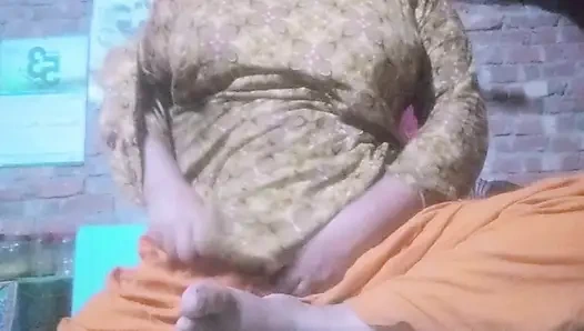 Hintli nadiya yenge orgazm olmak için amını parmaklıyor Bangladeşli seks kızı.