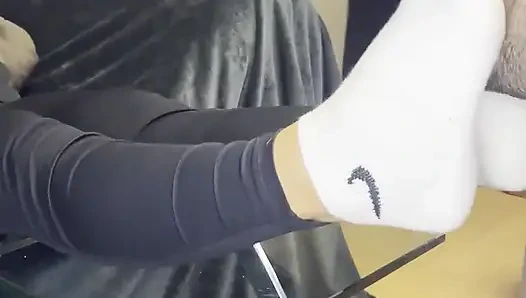 Schmutziger weißer sneaker-anbetung - stinkende Socken im gesicht mit Valeria Night (frontansicht)